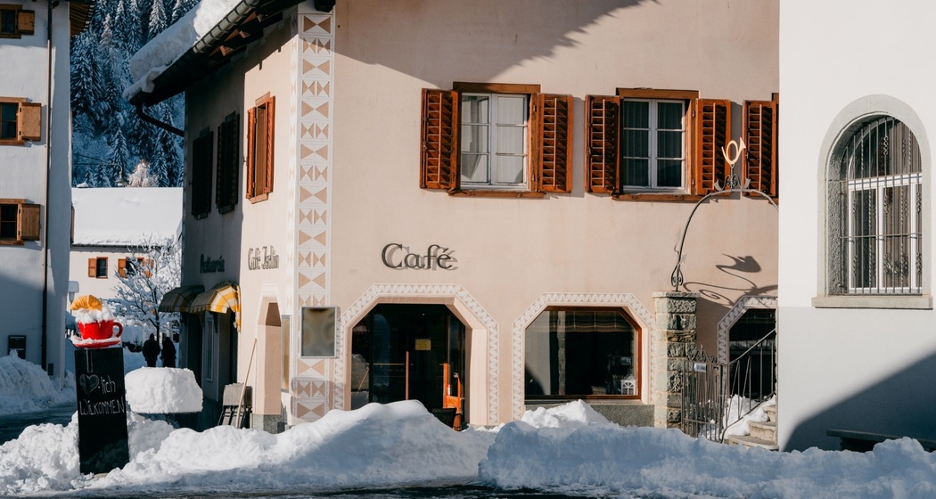 Wagners Café Konditorei Iselin in Andeer im Winter
