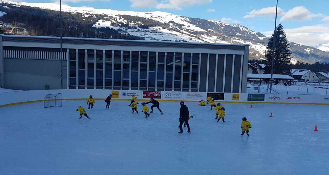 Eishockey auf dem Natureisfeld Sils i.D.