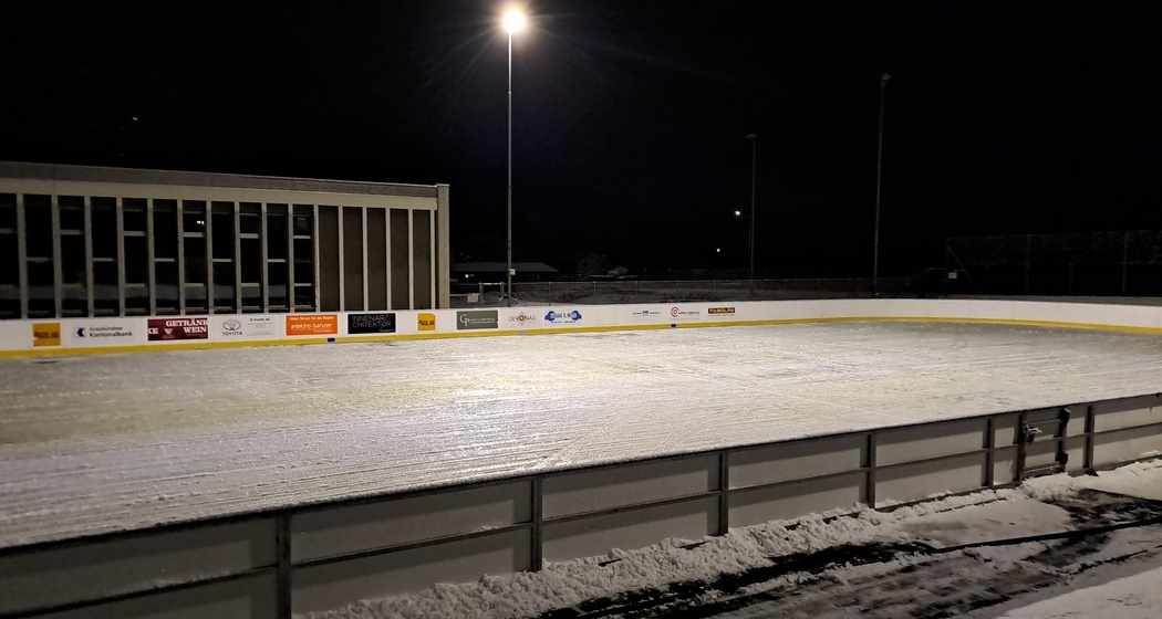 Beleuchtung auf dem Natureisfeld Sils i.D.