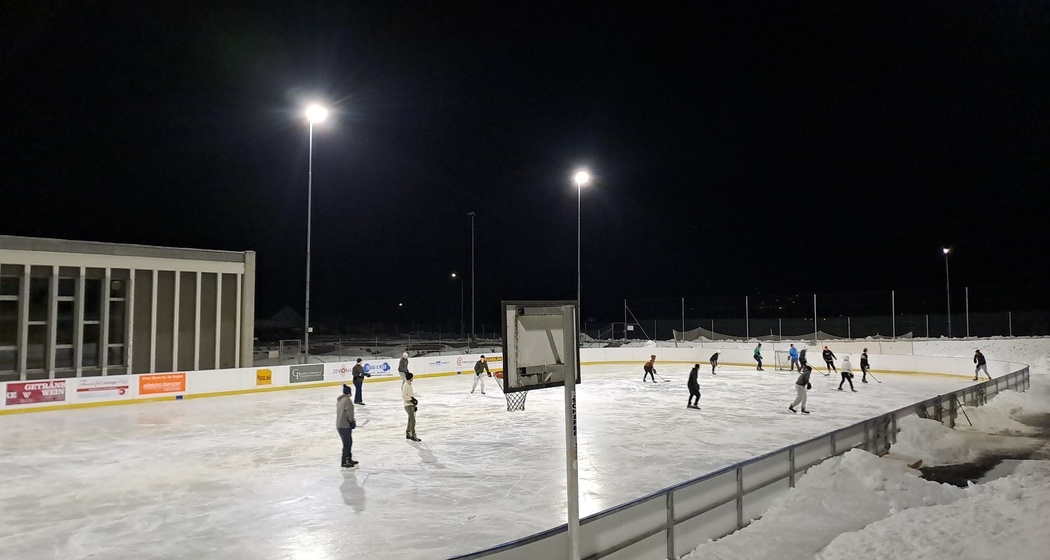 Eishockey bei Nacht auf dem Natureisfeld Sils i.D.