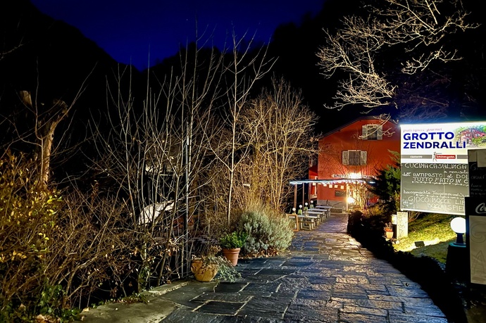 Landschaftlich reizvolle Wanderung von Grono nach Roveredo, GR (oua_94133896_image)