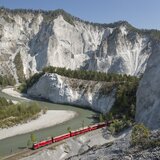 Il n'y a qu'un seul sentier de randonnée et une ligne de chemin de fer à travers les gorges du Rhin
