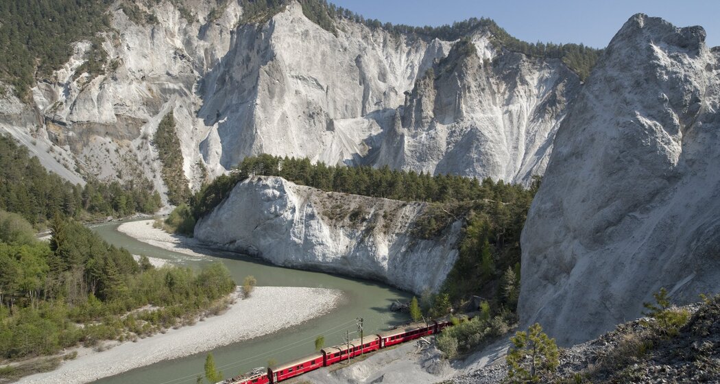 Durch die Rheinschlucht gibt es nur ein Wanderweg und eine Bahnlinie