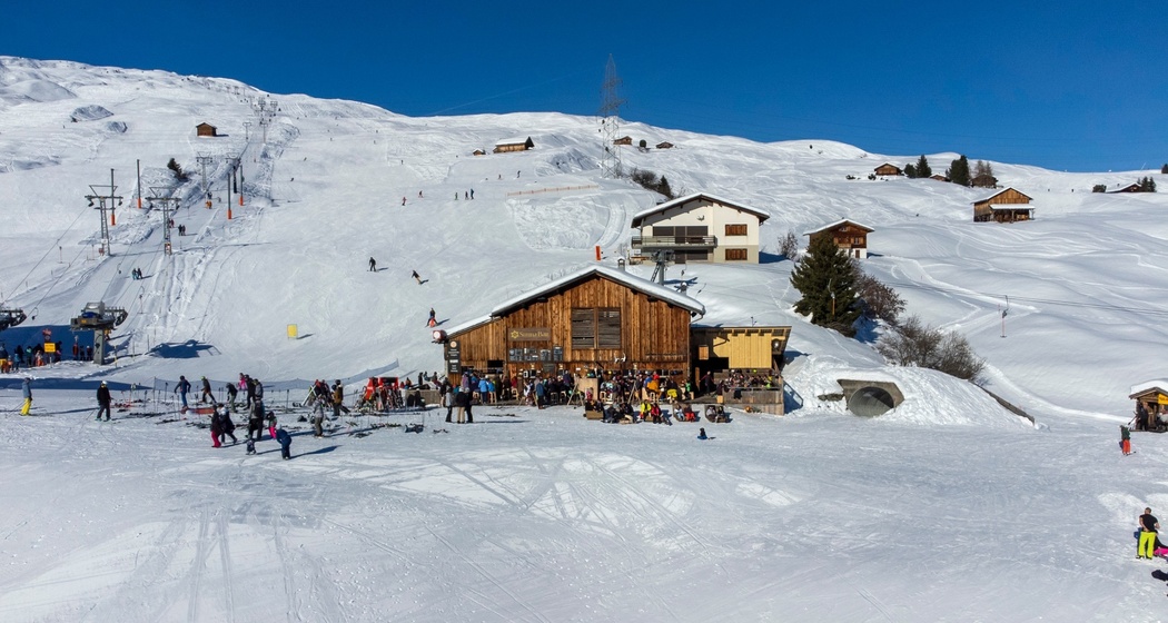 Die Sunna Bar im Skigebiet Tschappina Heinzenberg