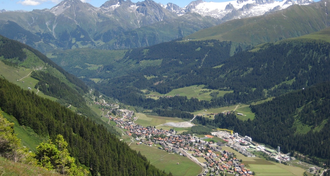 Blick auf Sedrun mit Stagias
