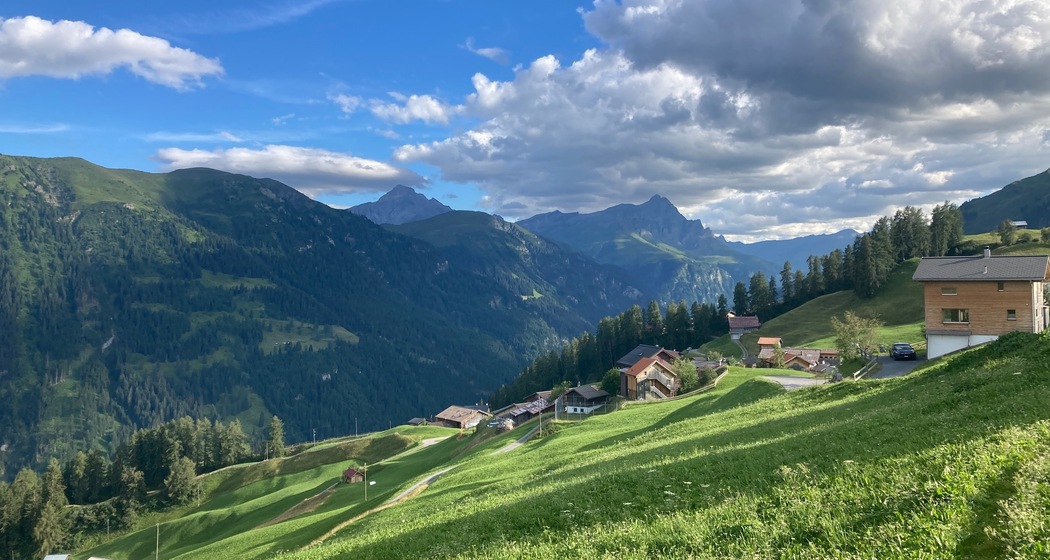 Blick von Ausserberg ins Safiental und zum Piz Beverin
