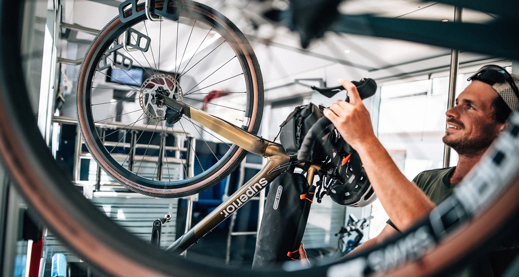 Biketransport mit dem Zug oder Postauto ist in Graubünden ein Kinderspiel