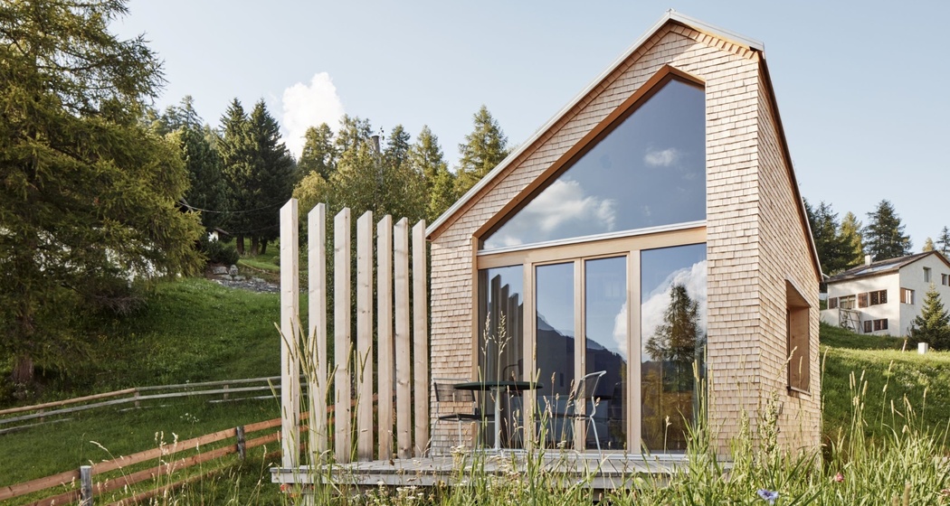 Das buchbare Tinyhouse von der Pensiun Laresch in Mathon im Sommer
