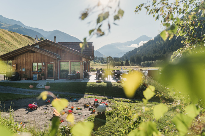 mit Kinderspielplatz