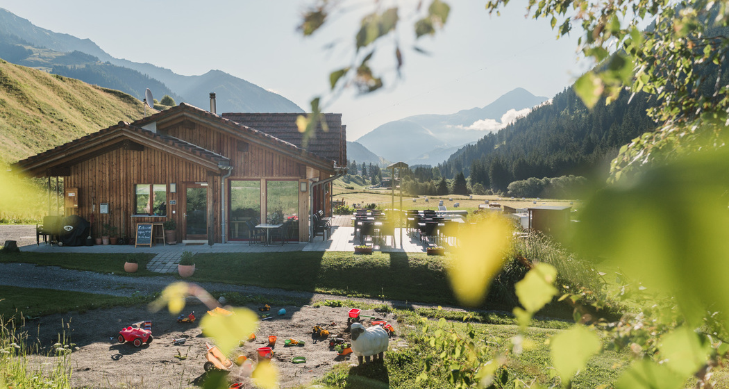 mit Kinderspielplatz