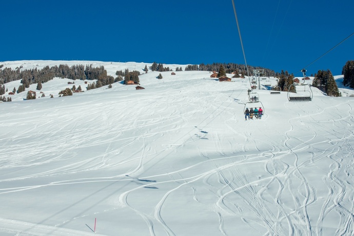 Das Foto zeigt die Piste neben der Sesselbahn