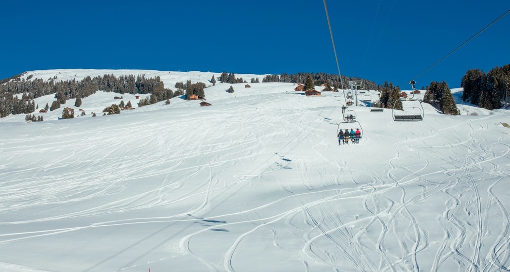 Das Foto zeigt die Piste neben der Sesselbahn