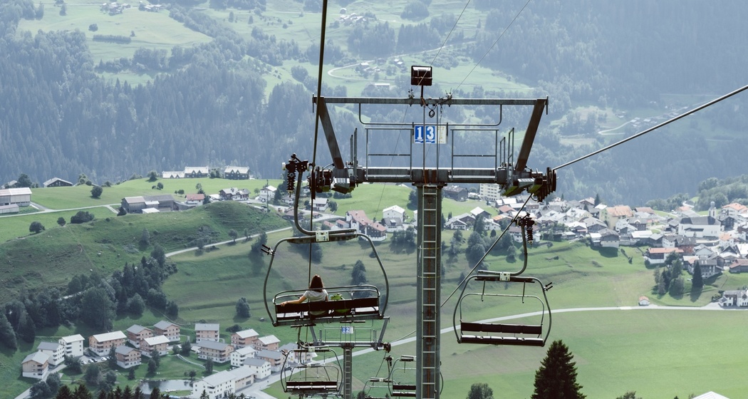 Das Foto zeigt die Vierersesselbahn in Richtung Brigels