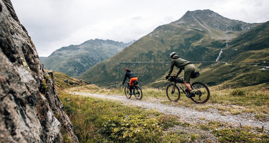 Erster Schotter unter den Rädern in der Nähe des Oberalppasses