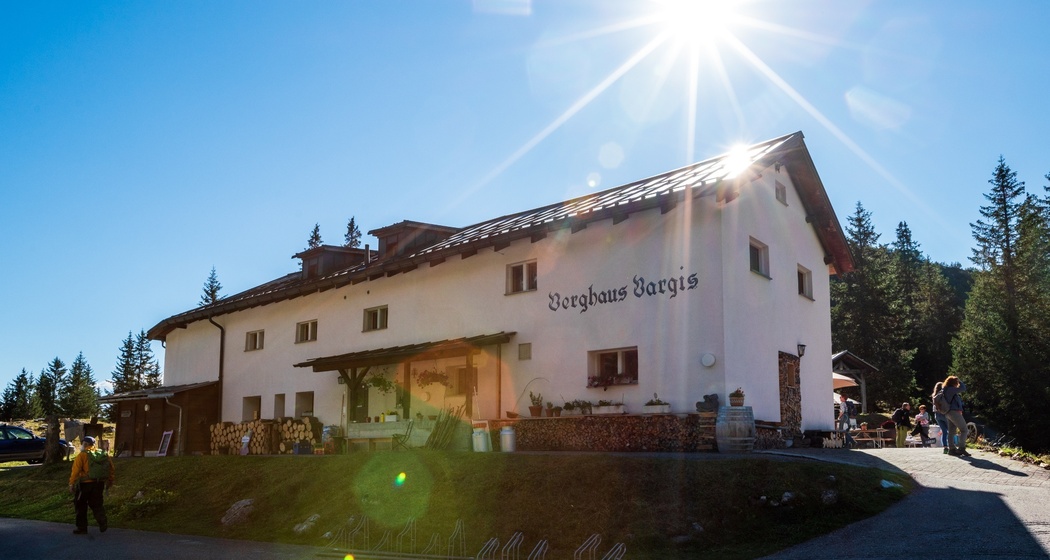 Walser, Ritter und Kühe: Eine Rundwanderung über die Ruine Belmont nach Bargis. (oua_95598247_image)