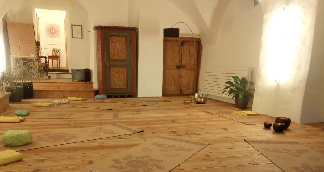 YOGA (oua_95635993_image)