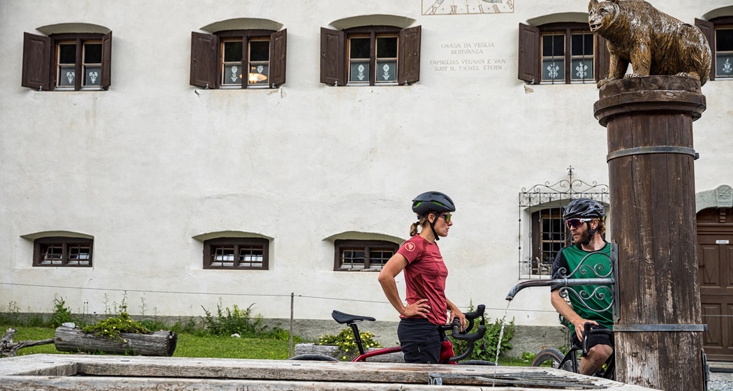 Trinkflasche füllen im Bergdorf S-charl