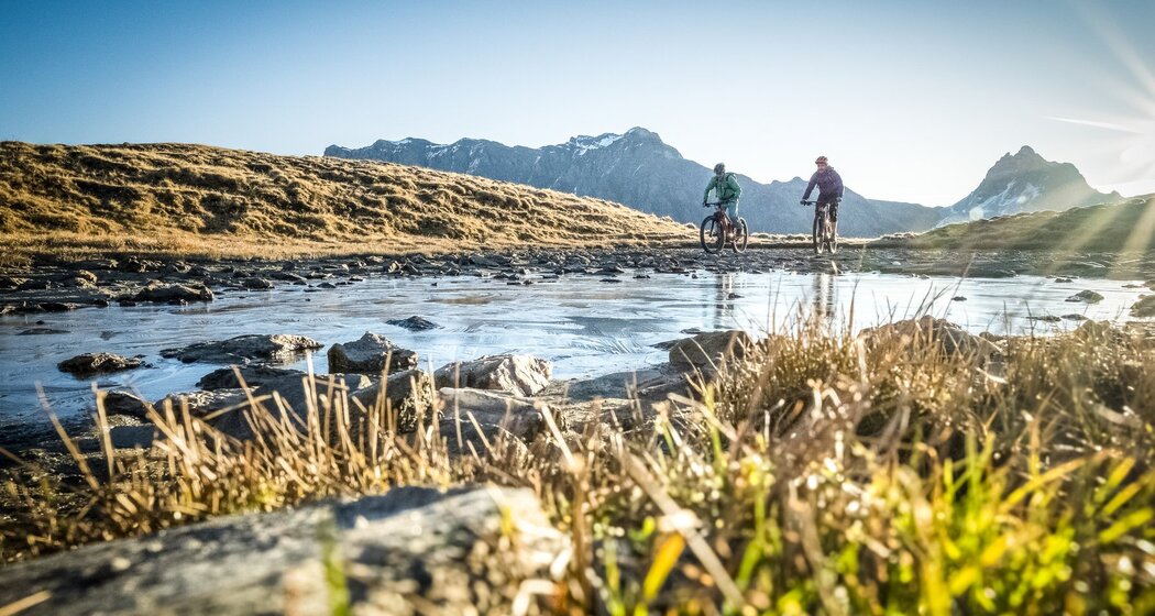 Die letzen Meter vor dem Tomülpass liegen noch vor dir.
