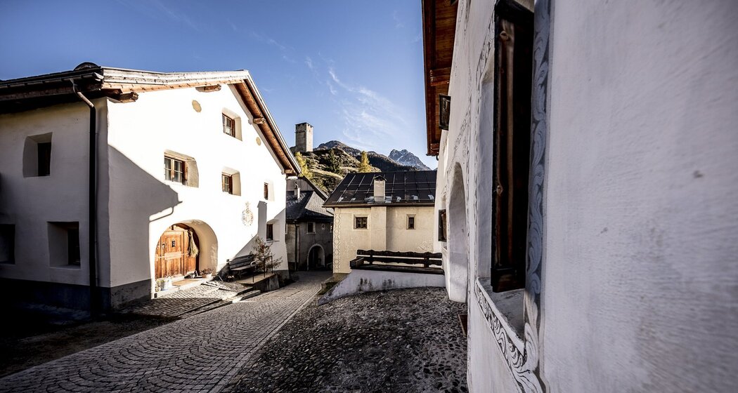 Die Burgruine «Steinsberg» trohnt über Ardez.