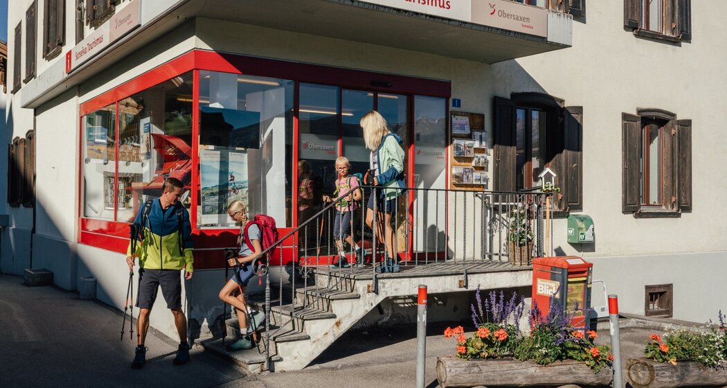 Gäste verlassen ausgerüstet die Infostelle und das Testcenter