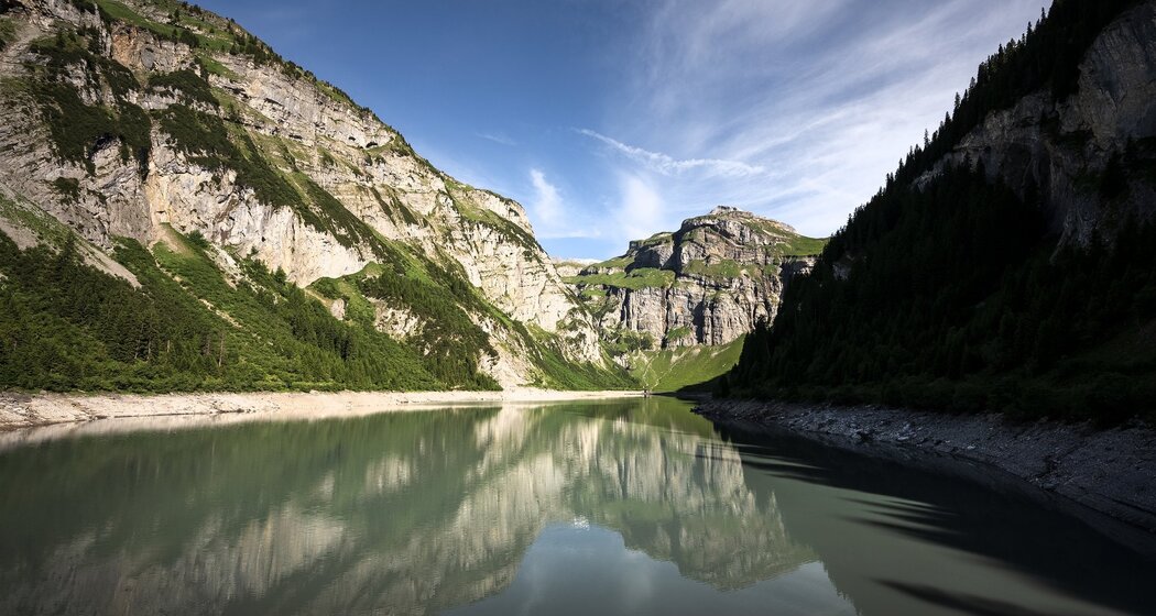 Blick von der Staumauer aus an Talende