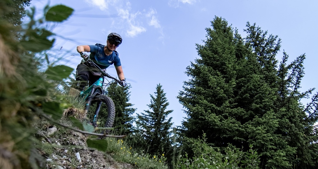 Biker auf dem Singletrail