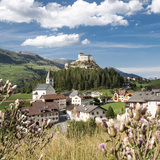 Crap Putèr : le château de Tarasp en vue lors de la montée.