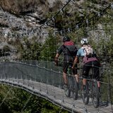 Die Hängebrücke nach dem Uphill-Trail "222 Nino Schurter Bike"