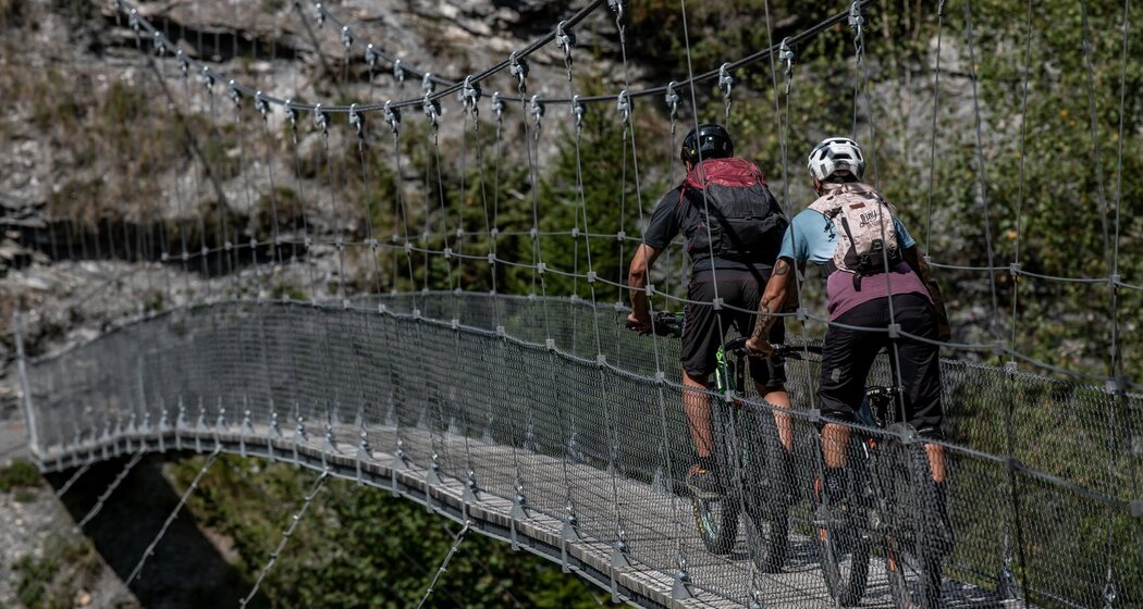 Die Hängebrücke nach dem Uphill-Trail "222 Nino Schurter Bike"