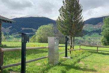 zwei Autoladestationen bei Tschuppina in Brigels