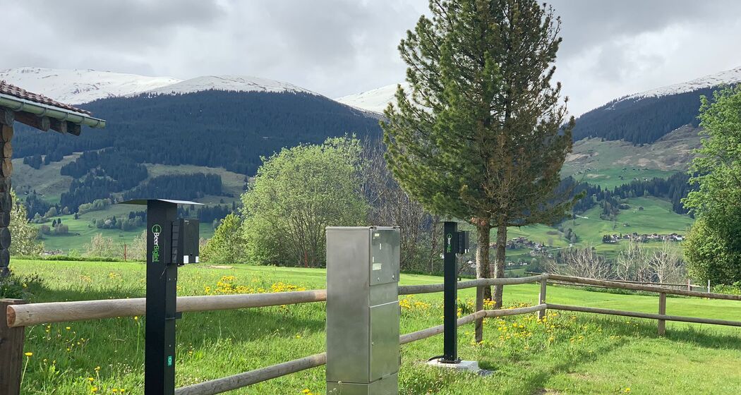 zwei Autoladestationen bei Tschuppina in Brigels