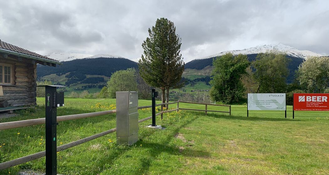 zwei Autoladestationen bei Tschuppina in Brigels