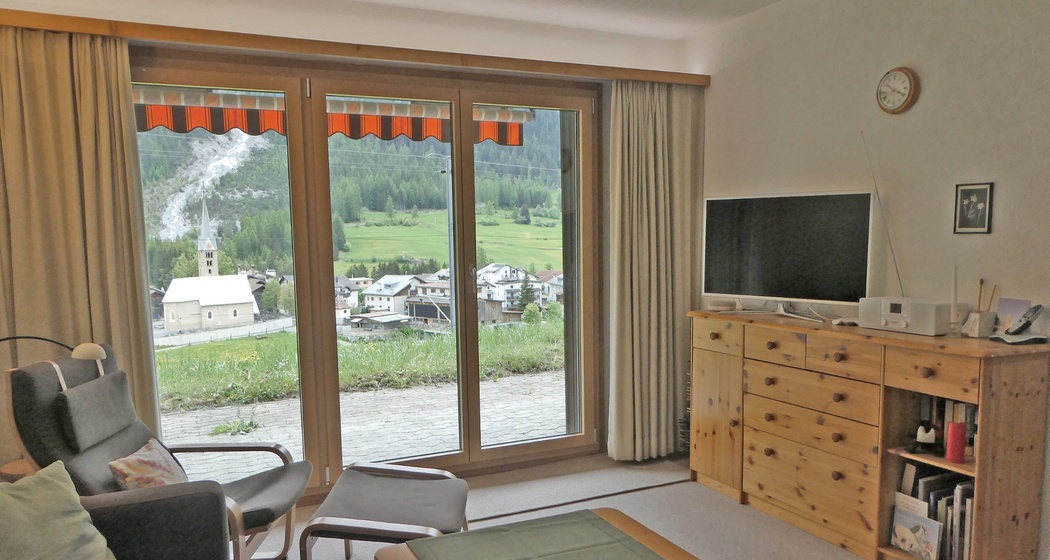 Wohnzimmer mit Blick ins Dorf
