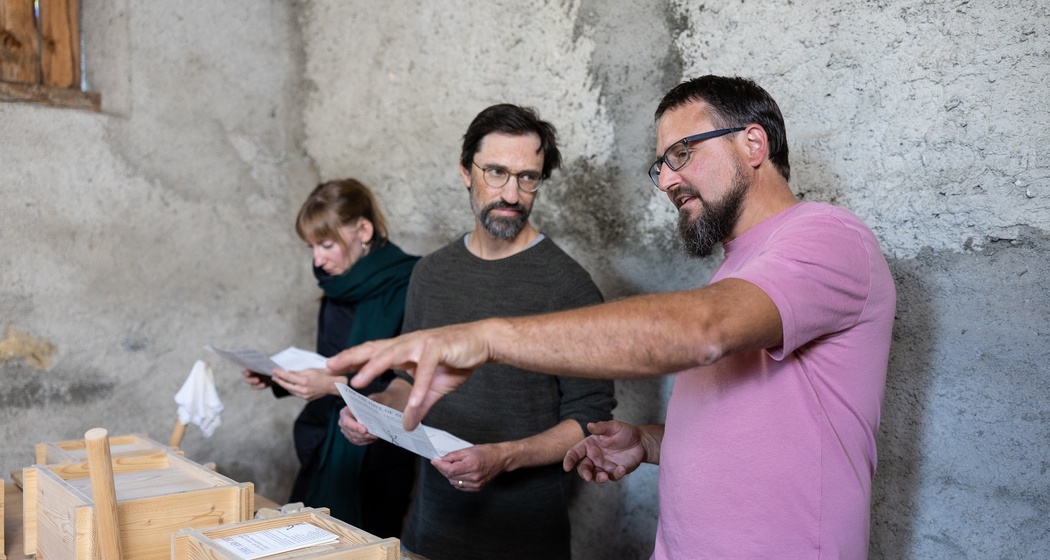 Besuch im Archiv der «Alpinen Geruchserinnerungen» in Tschlin