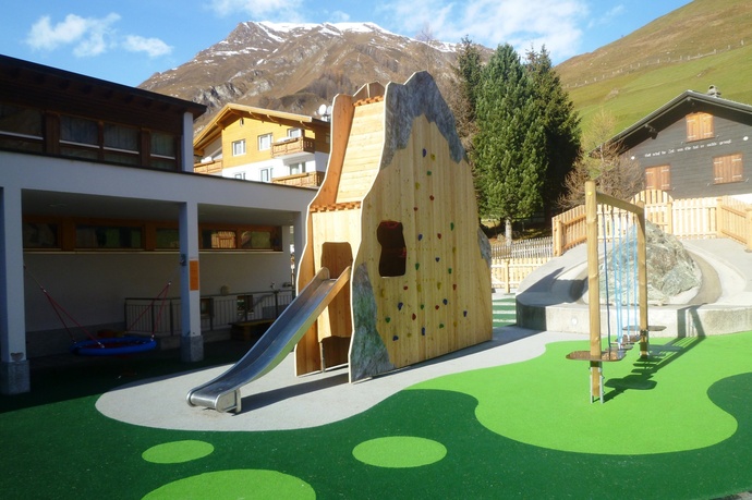 Spielplatz Schulhaus