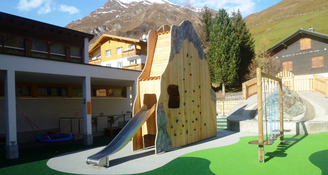 Spielplatz Schulhaus