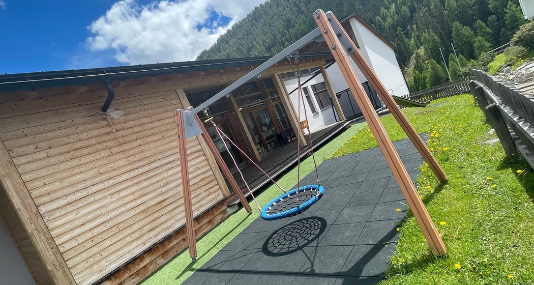 Spielplatz Schulhaus