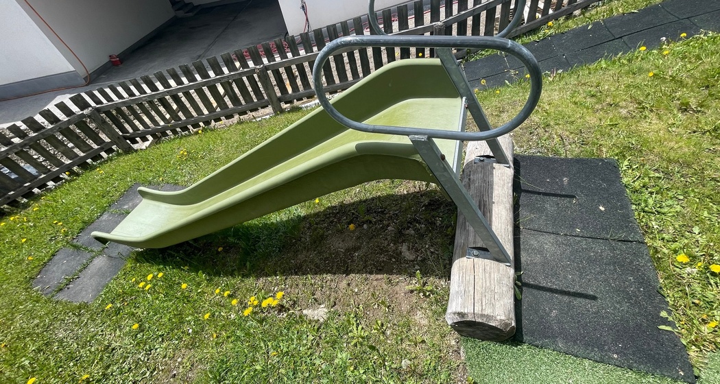 Spielplatz Schulhaus