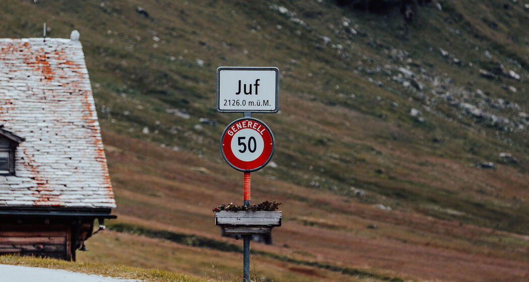 Juf, Parkplatz vor dem Dorf (pns_ddfe027cd3186360f4d3f5dd3fe09d33)