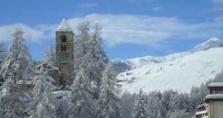 Ihre Aussicht mit freier Sicht auf die alte San Peder Kirche und das Skigebiet Motta Naluns