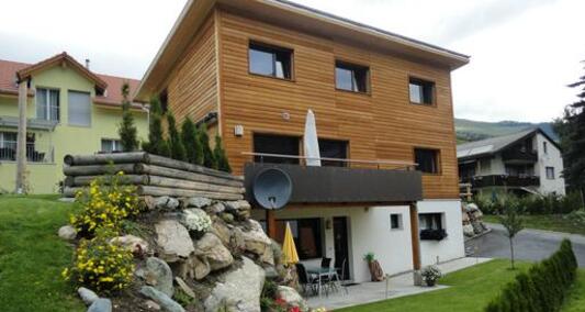 Ansicht Haus mit Gartensitzplatz FeWo
