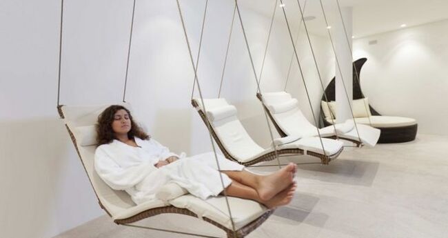 Schwebeliegen im Wellnessbereich