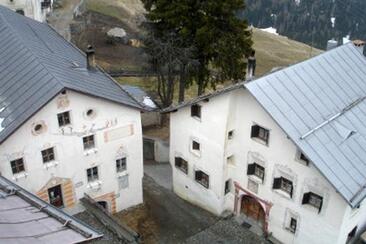 chasa settanta mit Nachbarhaus