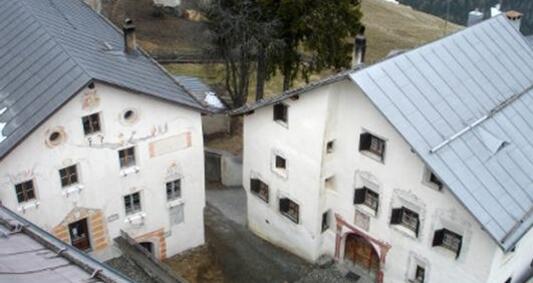 chasa settanta mit Nachbarhaus