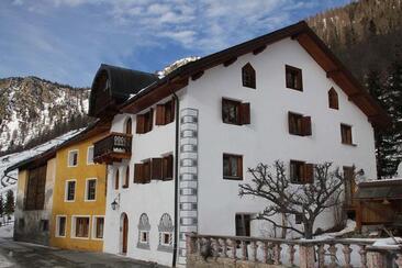 Ansicht Chasa Gallas von von Süden her