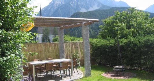 Garten mit Pergola und Grillplatz