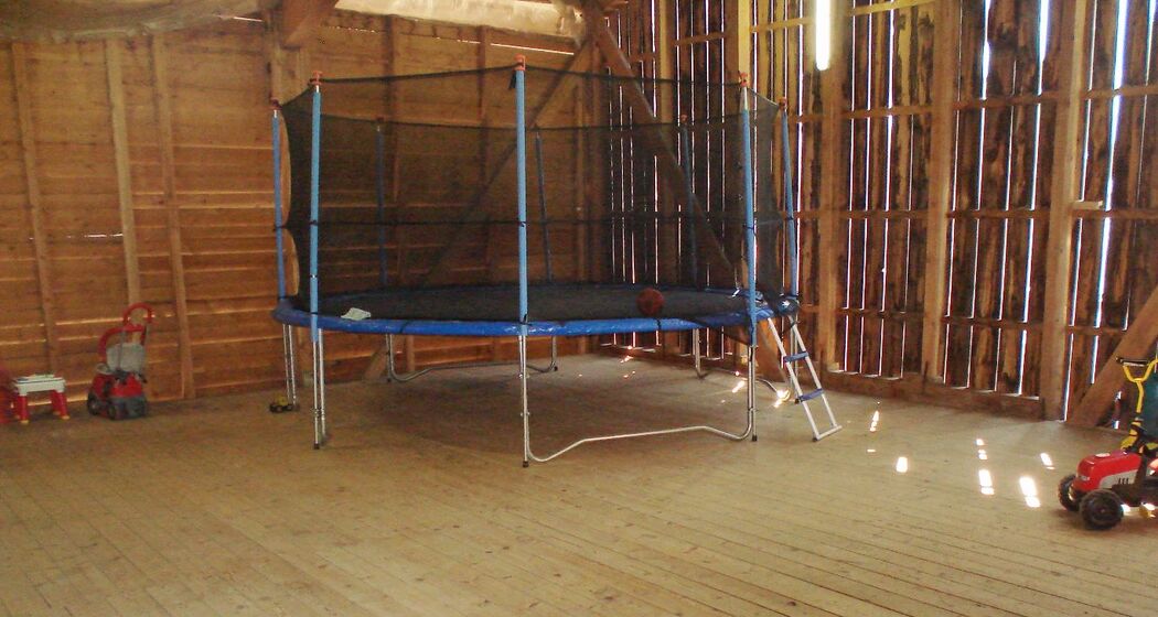 Trampolin im Heustall