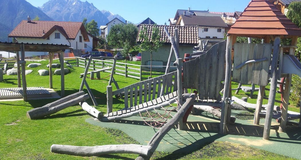 Spielplatz unter dem Haus