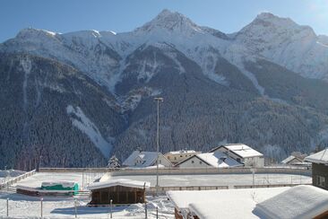 Aussicht vom Haus zum Eisplatz