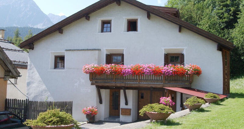 Haupteingang mit dem Gästeparkplatz